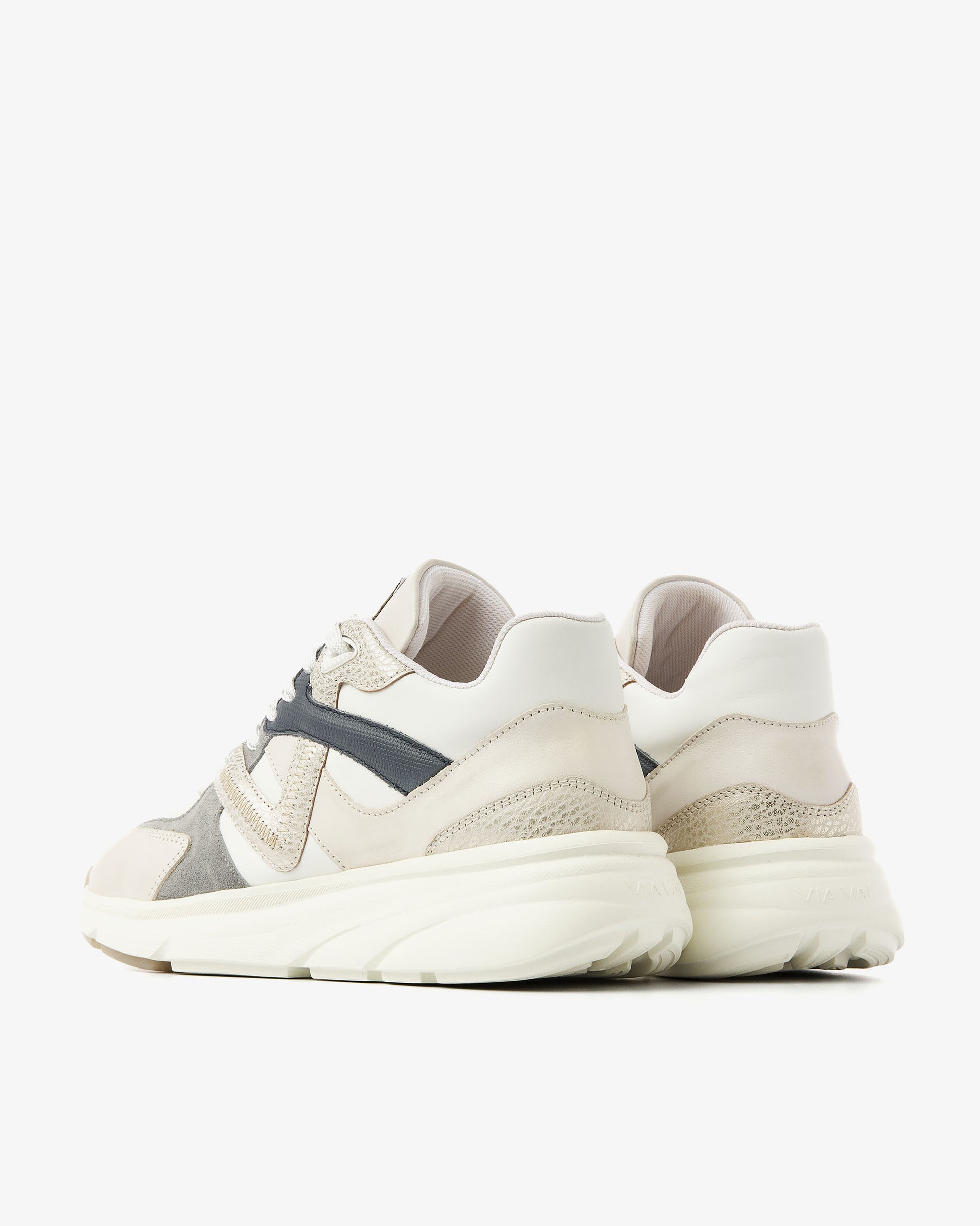 Leren VIA VAI dames sneaker beige, grijs en donkerblauw Vic Kyro, achteraanzicht.