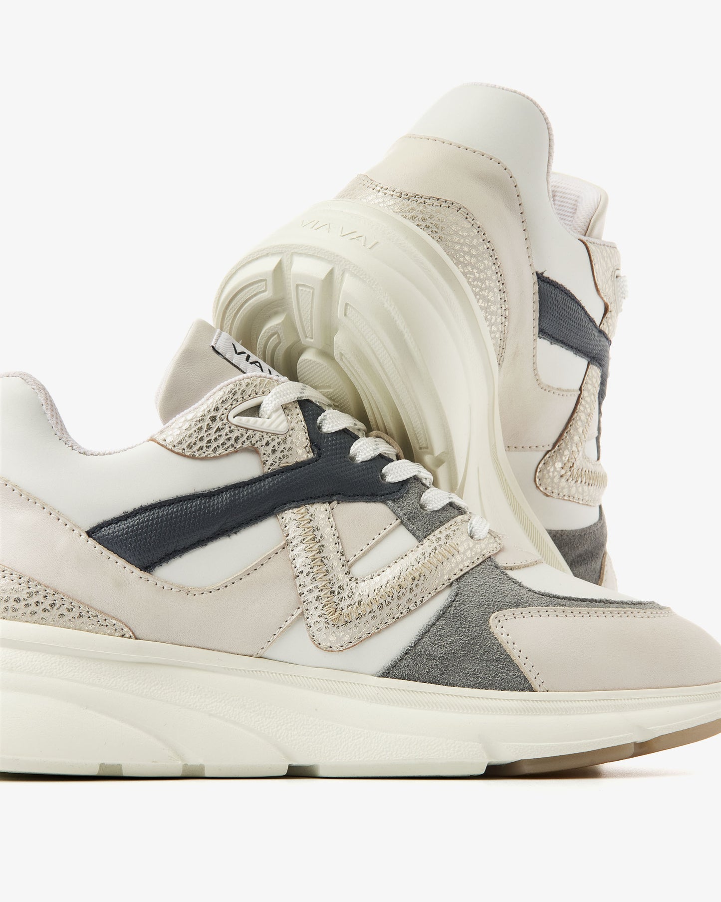 Leren VIA VAI dames sneaker beige, grijs en donkerblauw Vic Kyro, detailfoto.