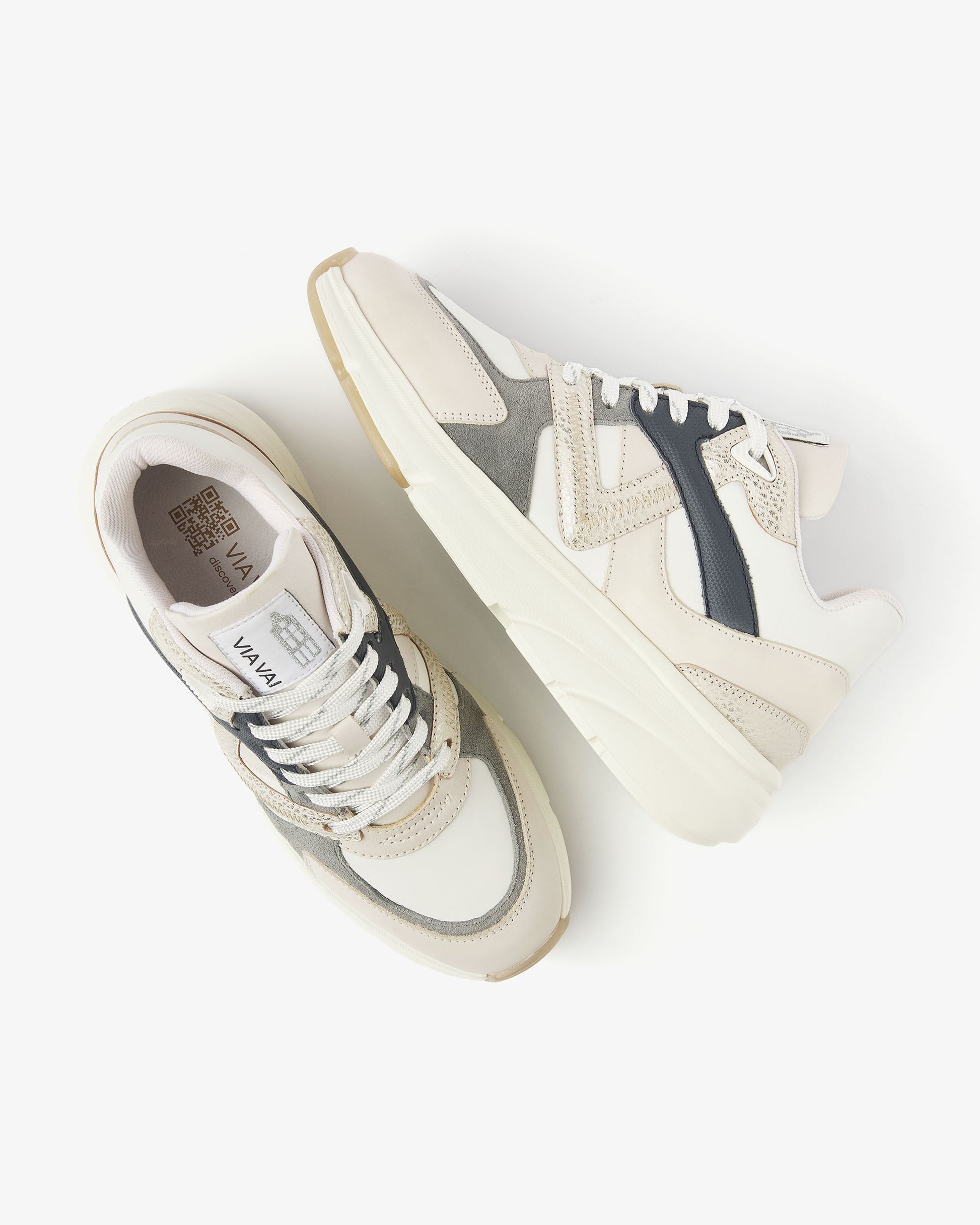 Leren VIA VAI dames sneaker beige, grijs en donkerblauw Vic Kyro, bovenaanzicht.