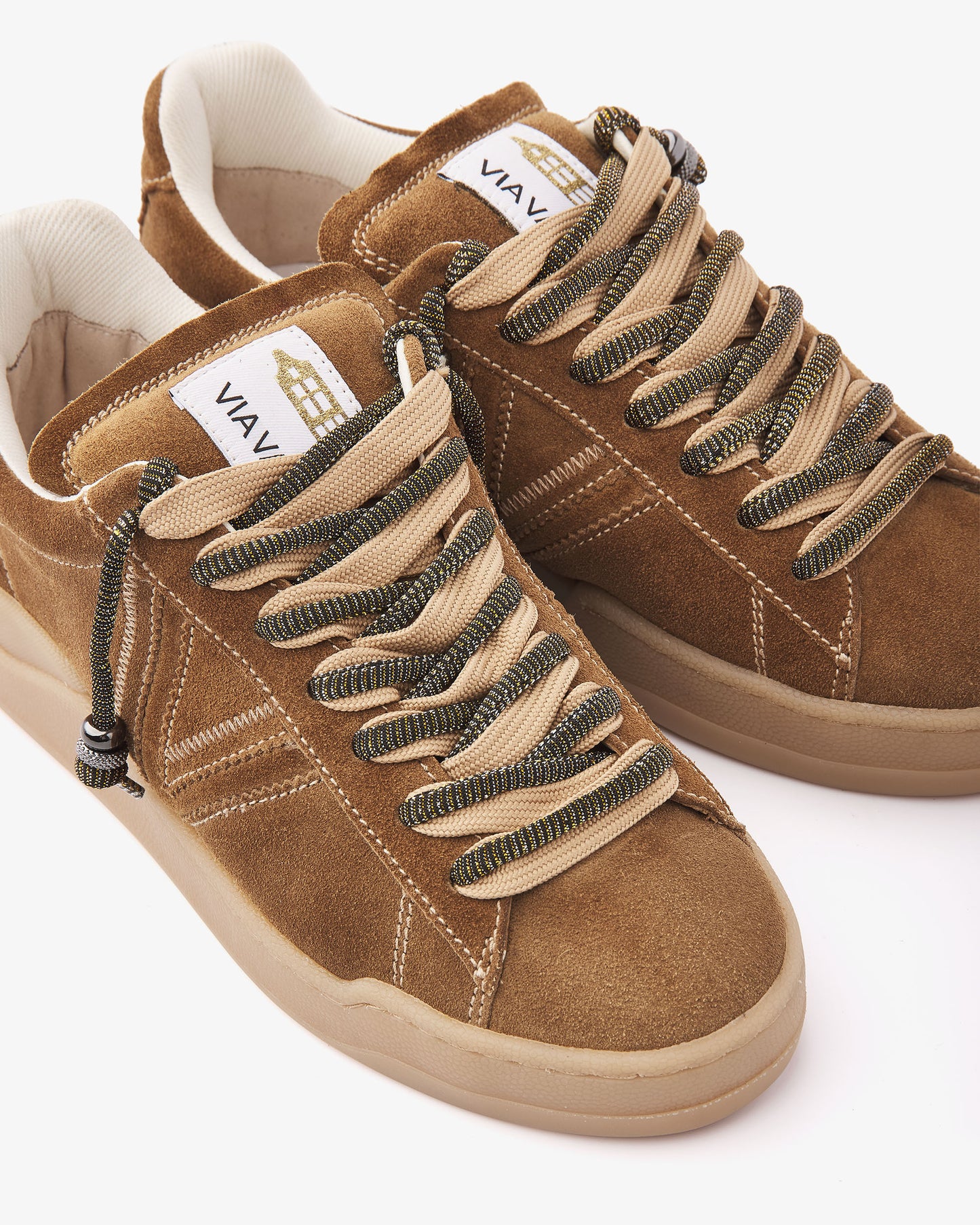 VIA VAI Sam Kyli sneakers dames – detail van stiksels in suède en mesh