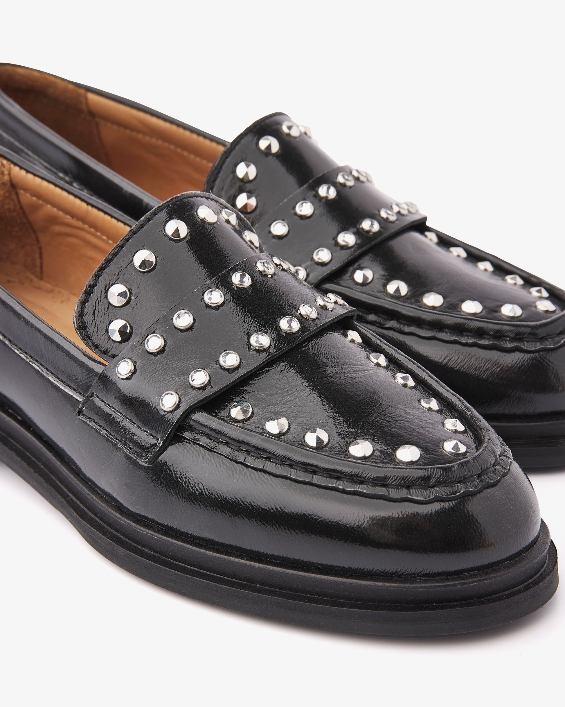 VIA VAI Fae Wylder zwarte loafers dames – detail van studs in lakleer en leer
