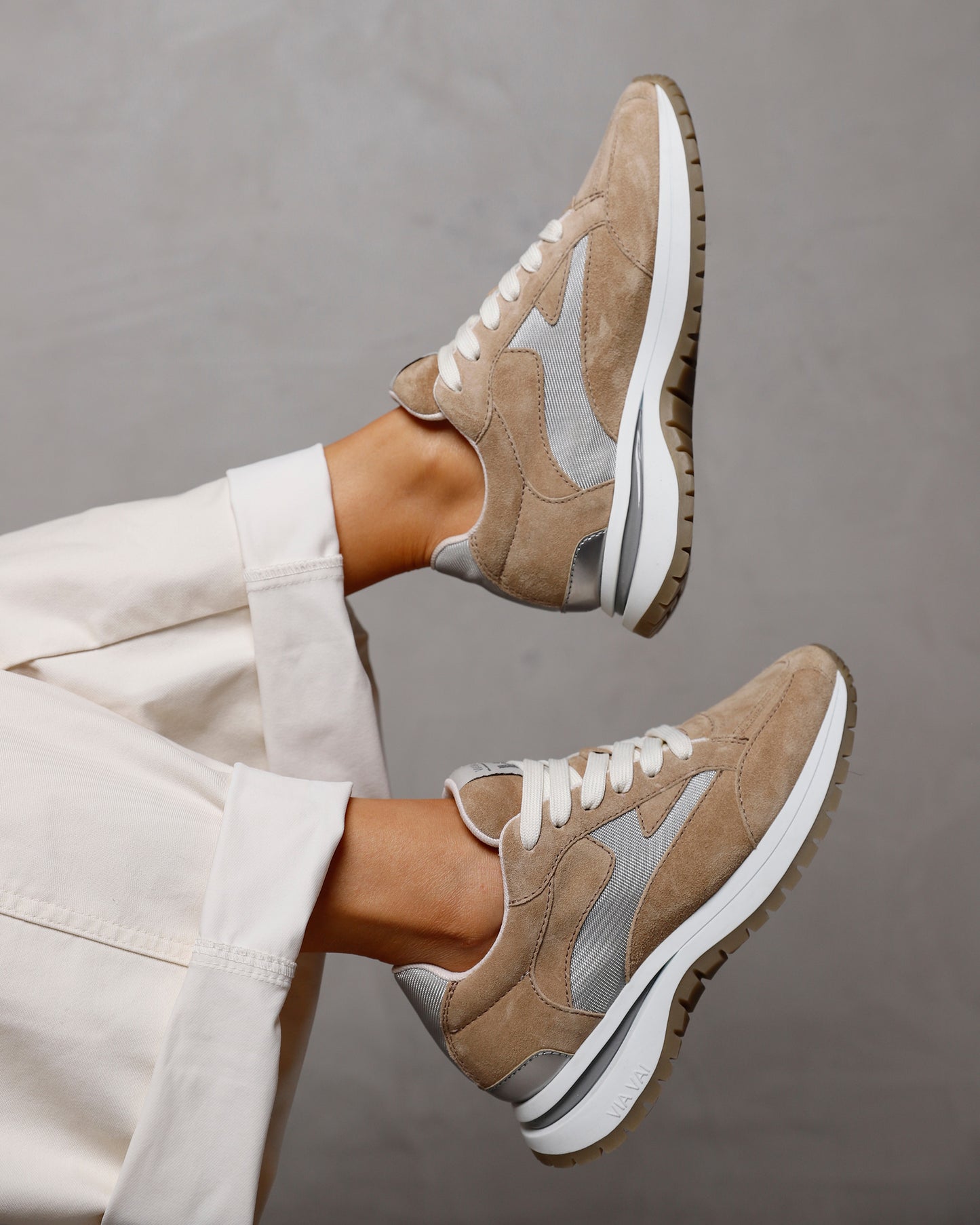 Beige suède VIA VAI dames sneaker Usher Riggs, gedragen aan de voet.