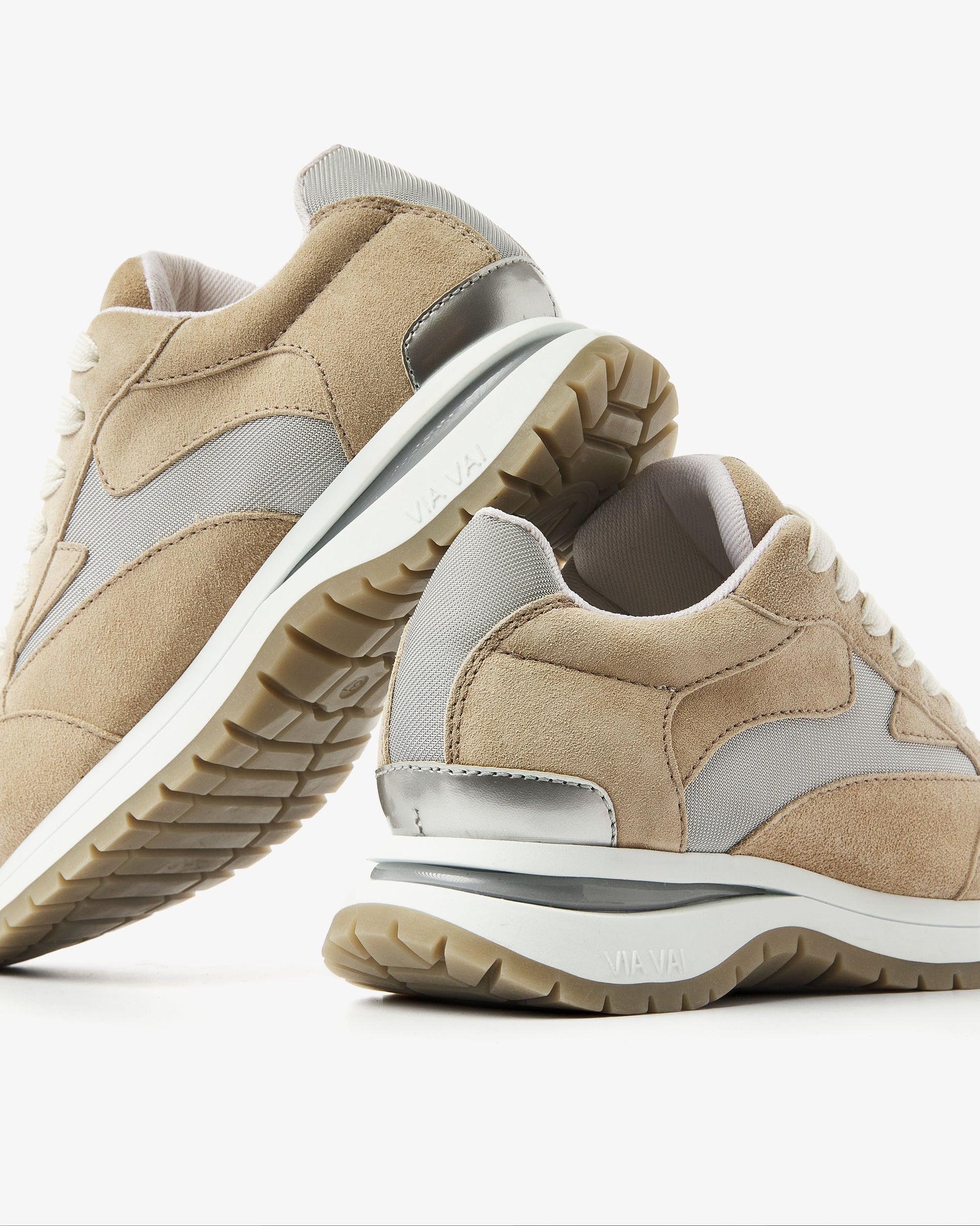 Beige suède VIA VAI dames sneaker Usher Riggs, detailfoto.