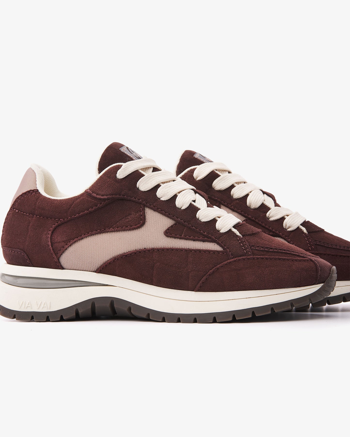 VIA VAI Usher Riggs bordeauxrode sneakers dames – detail van materiaalstructuur in suède en mesh