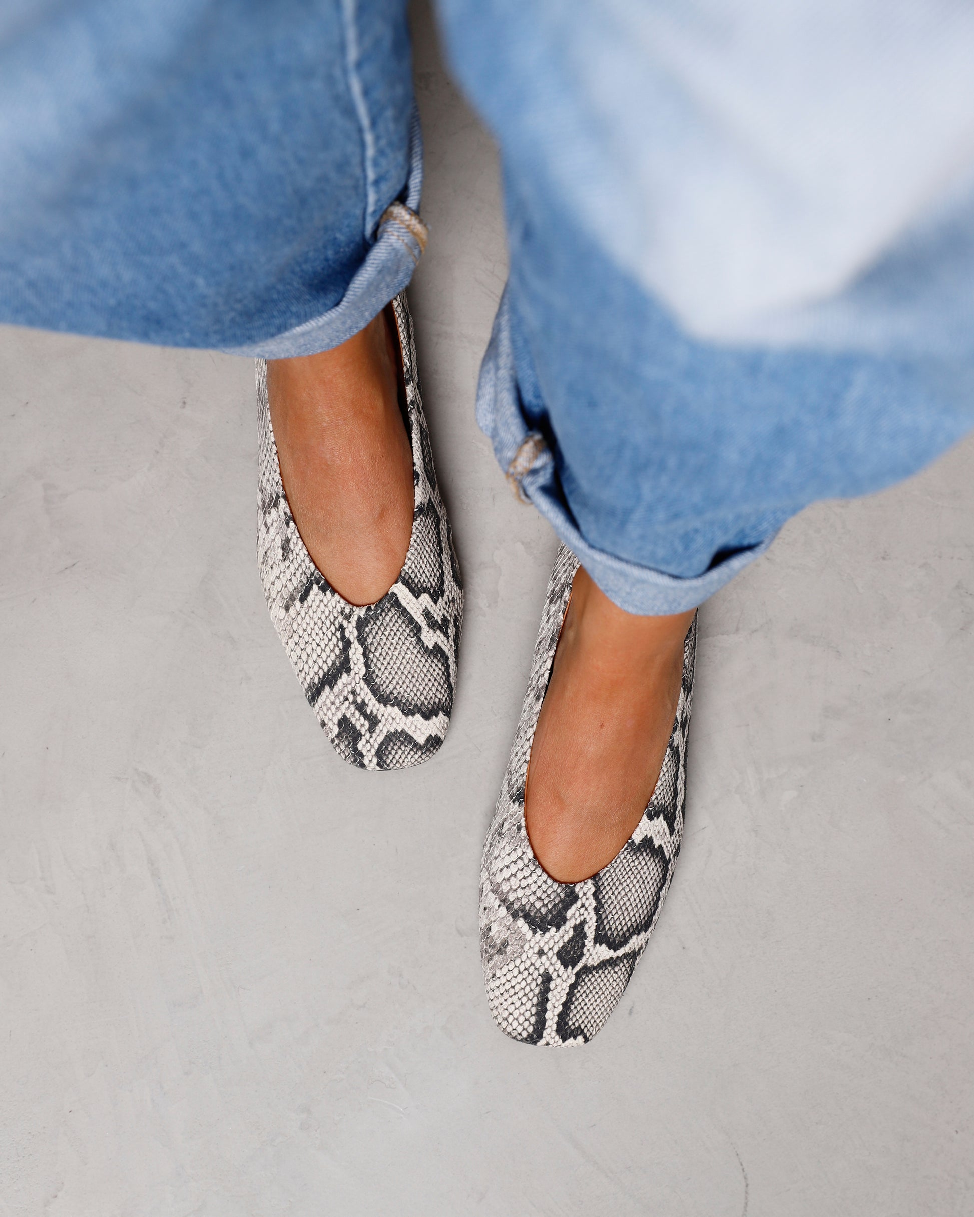 Bovenaanzicht gedragen aan de voet VIA VAI leren slangenprint dames ballerina's Lou Emmy.