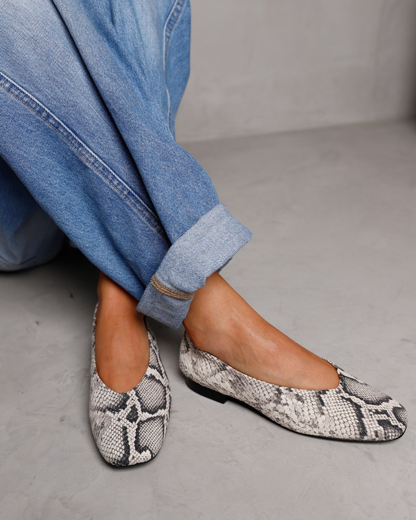 Gedragen aan de voet VIA VAI leren slangenprint dames ballerina's Lou Emmy.