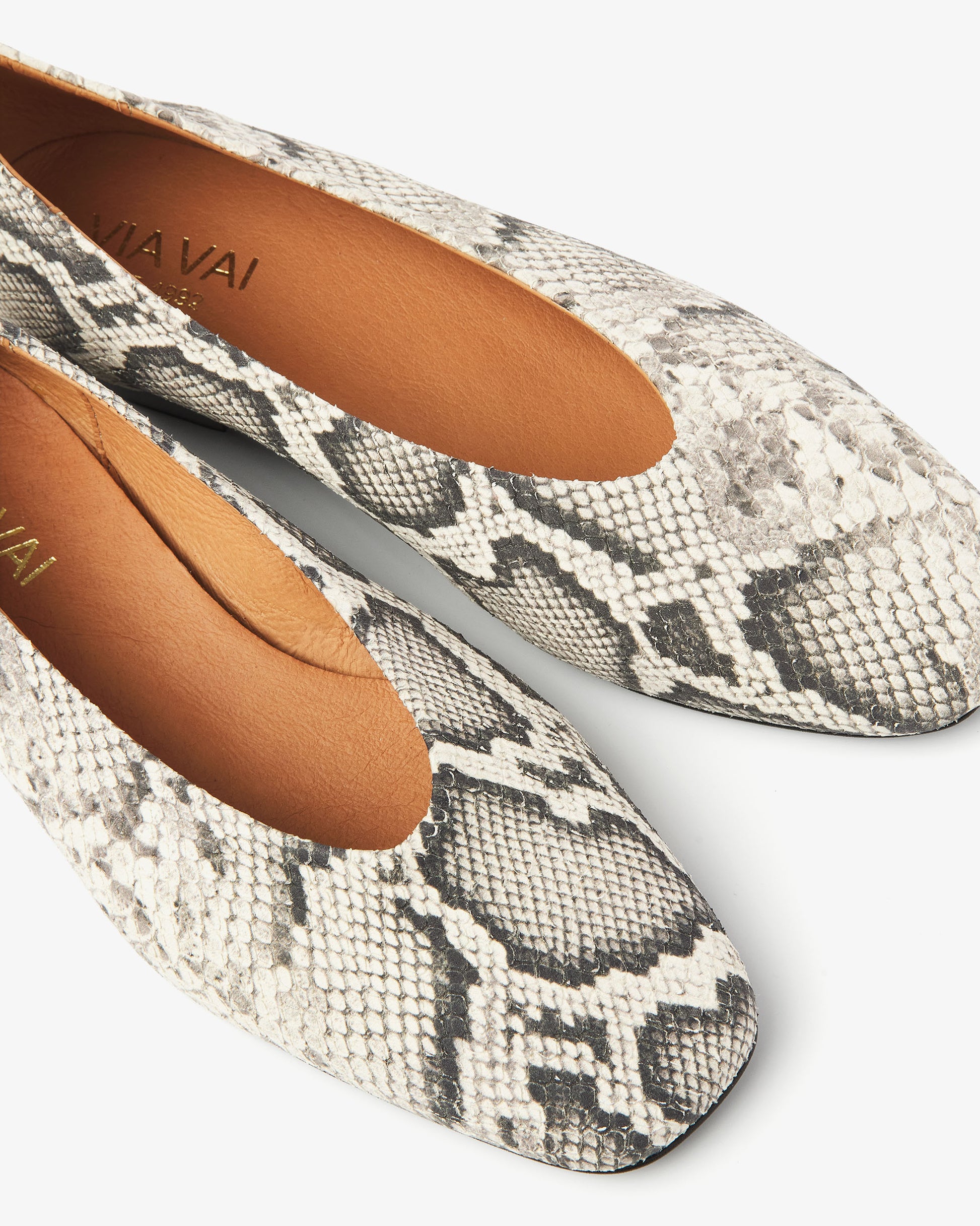 Detailfoto van VIA VAI leren slangenprint dames ballerina's Lou Emmy.