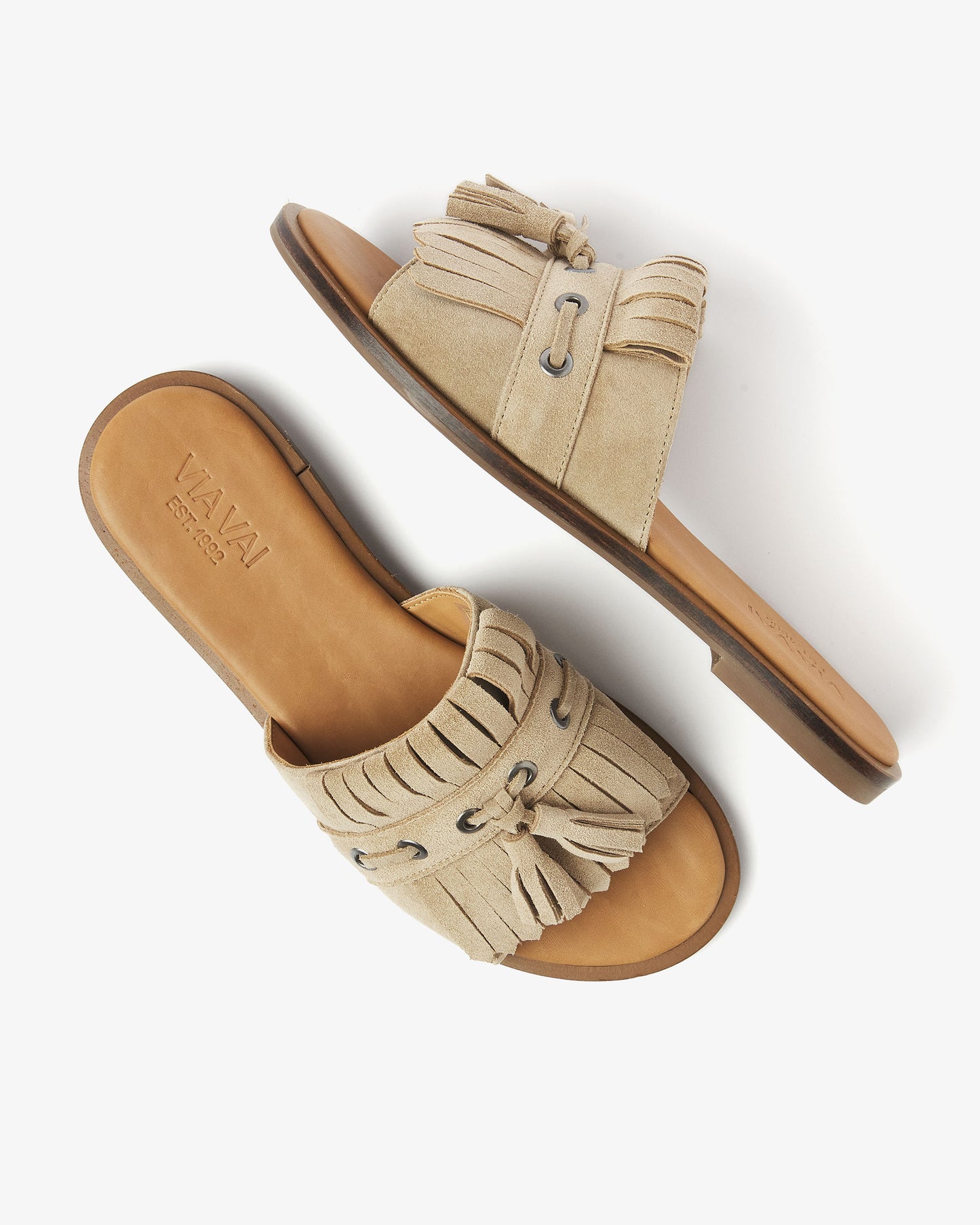 Bovenaanzicht van beige suède VIA VAI dames slippers Vita Eva.