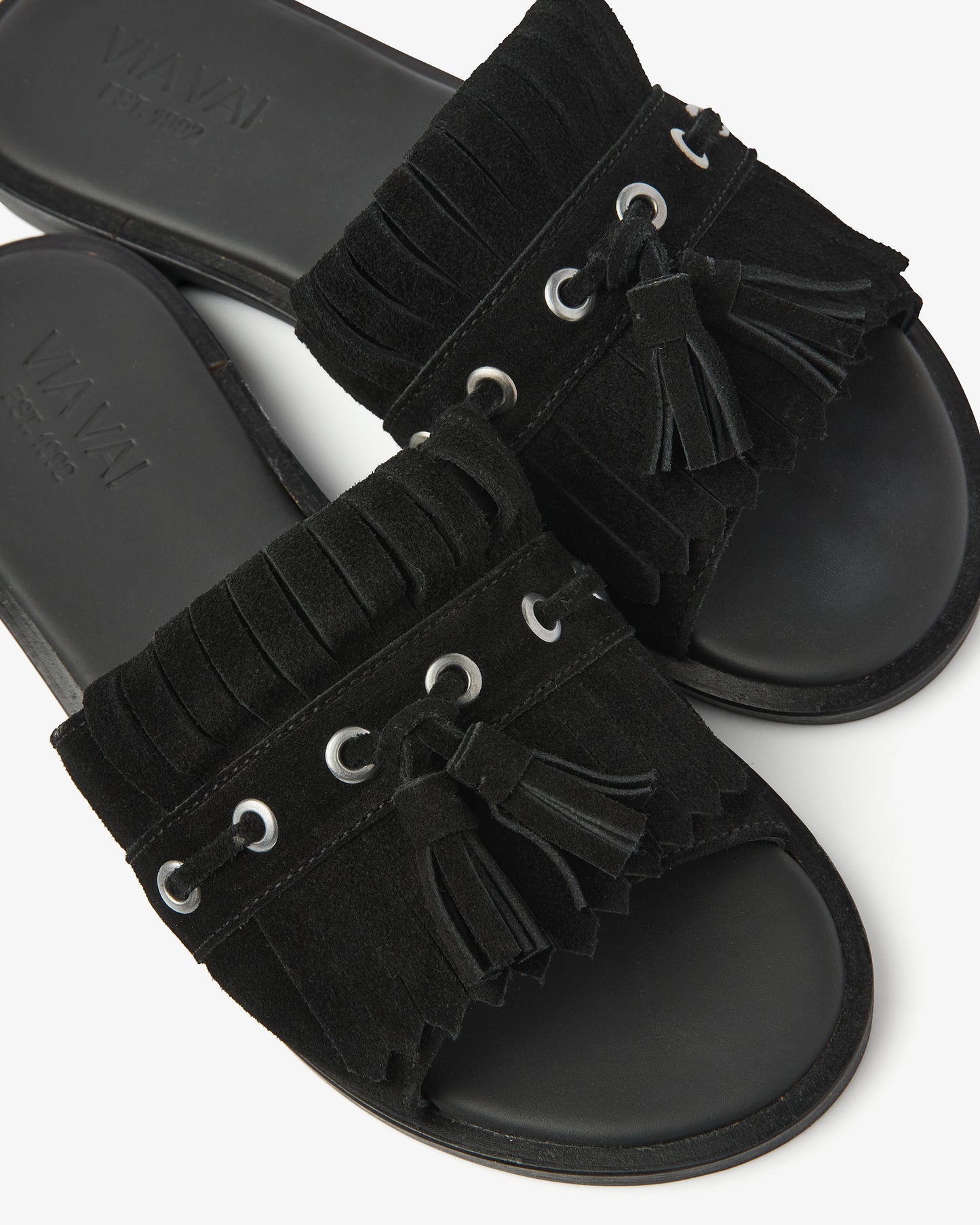 VIA VAI zwarte suède dames slippers Vita Eva, detailfoto.