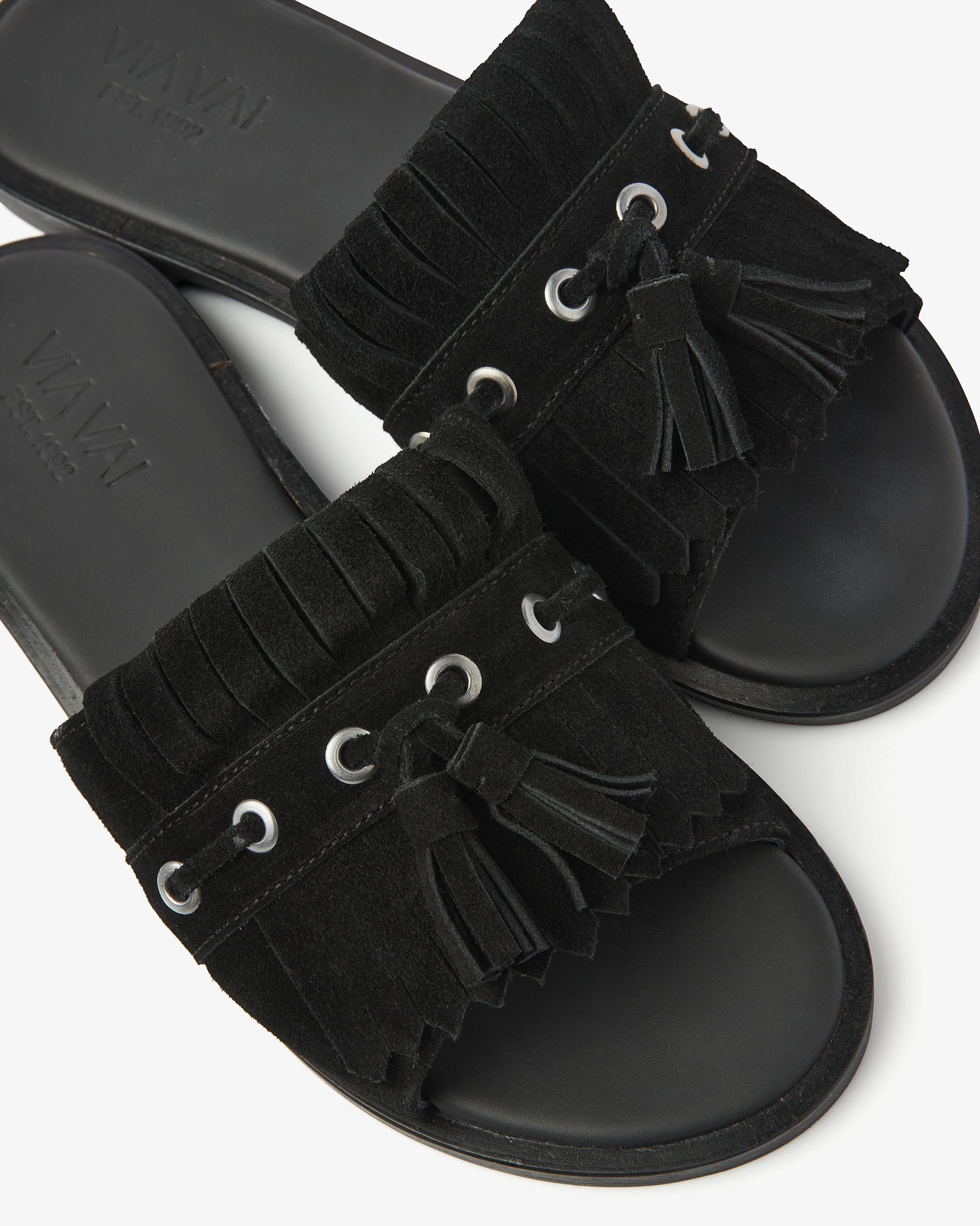 VIA VAI zwarte suède dames slippers Vita Eva, detailfoto.