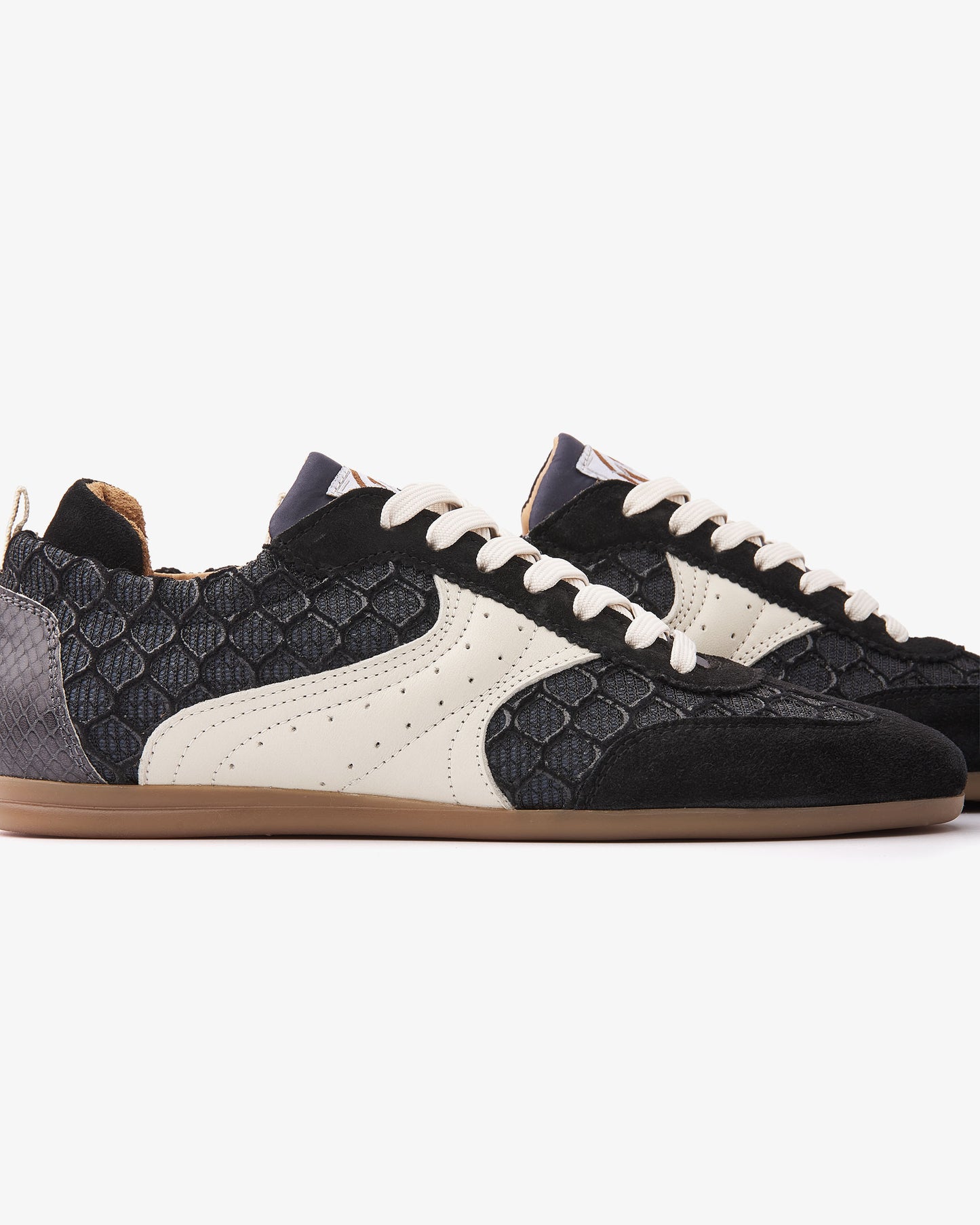 VIA VAI June Haylee zwarte sneakers dames – detail van materiaalstructuur in leer en suède