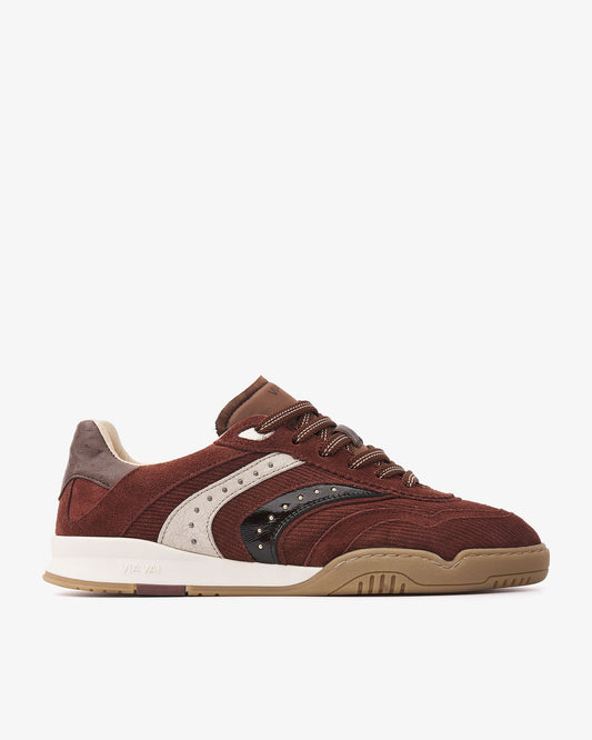 VIA VAI Kris Pax bordeauxrode sneakers dames – zijaanzicht met studs
