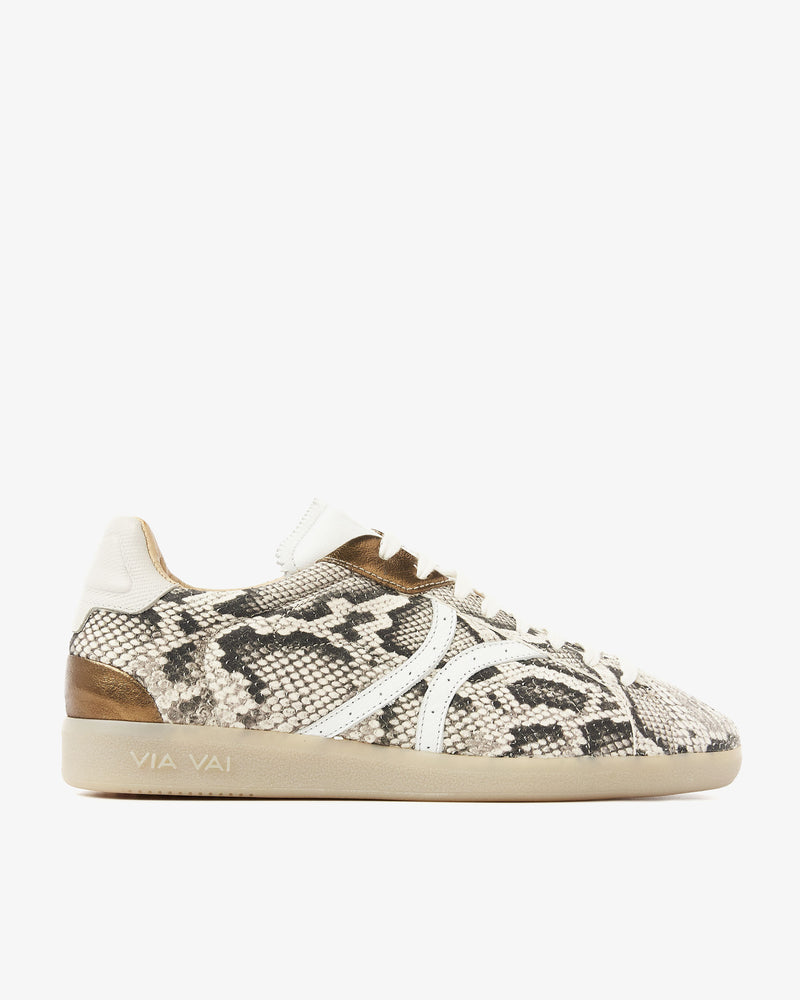 Zijaanzicht van leren slangenprint VIA VAI dames sneakers Nilla Khloe.