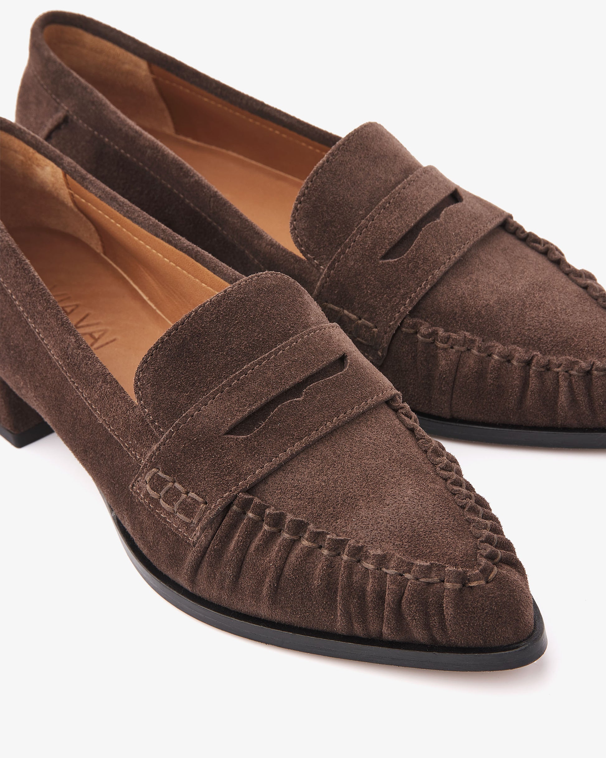 VIA VAI Jazz Billie bruine loafers dames – detail van materiaalstructuur in leer en suède
