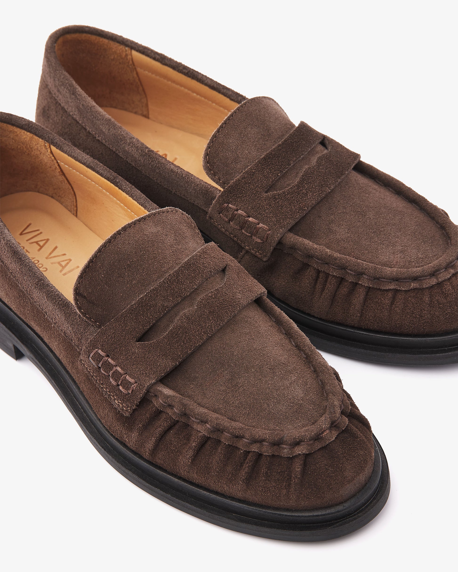 VIA VAI Fae Sarah bruine loafers dames – detail van materiaalstructuur in leer en suède
