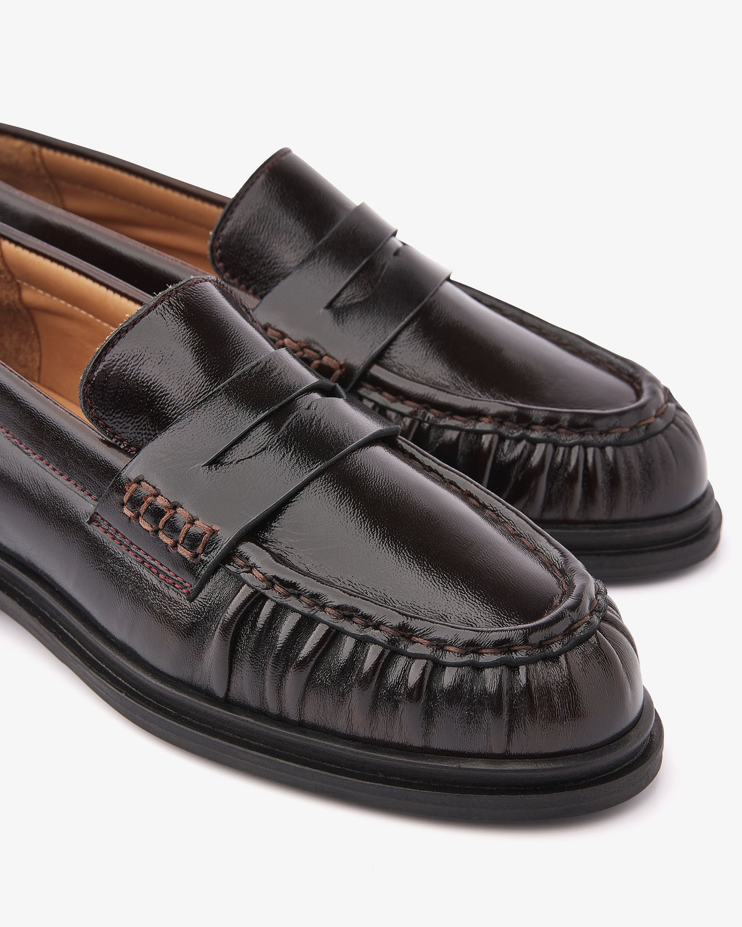 VIA VAI Fae Sarah bruine loafers dames – detail van materiaalstructuur in lakleer en leer