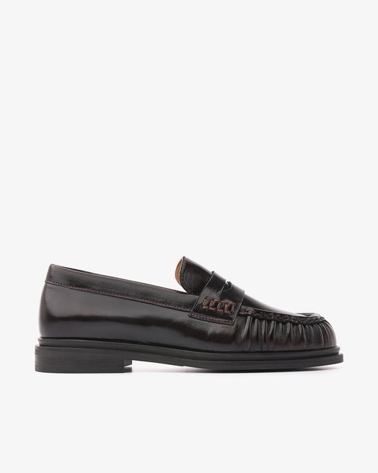 VIA VAI Fae Sarah bruine loafers dames – zijaanzicht met lakleer- en leerdetails