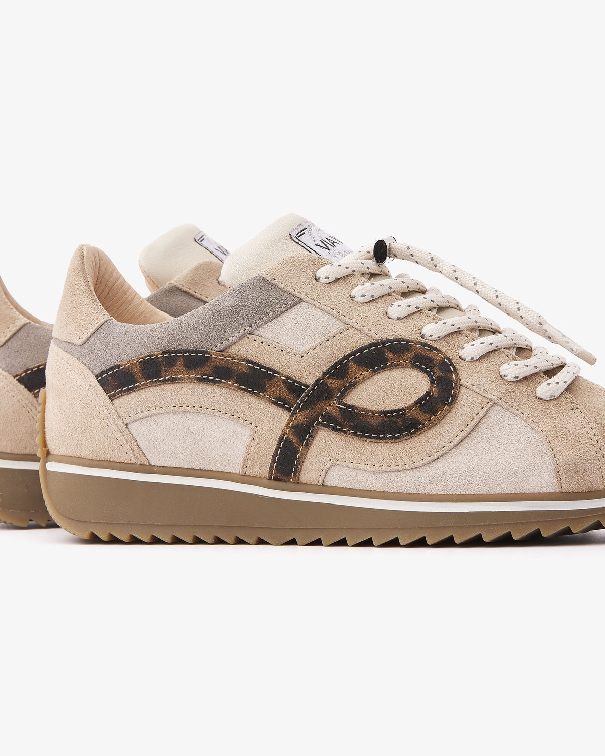 VIA VAI Mikki Eve beige sneakers dames – detail van logodetail in leer en suède