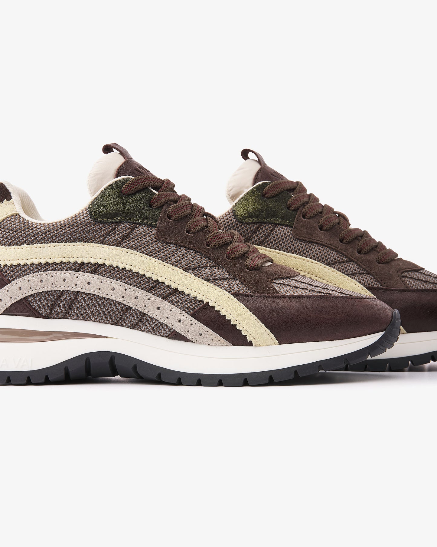 VIA VAI Usher Lott bruine sneakers dames – detail van stiksels in leer en suède