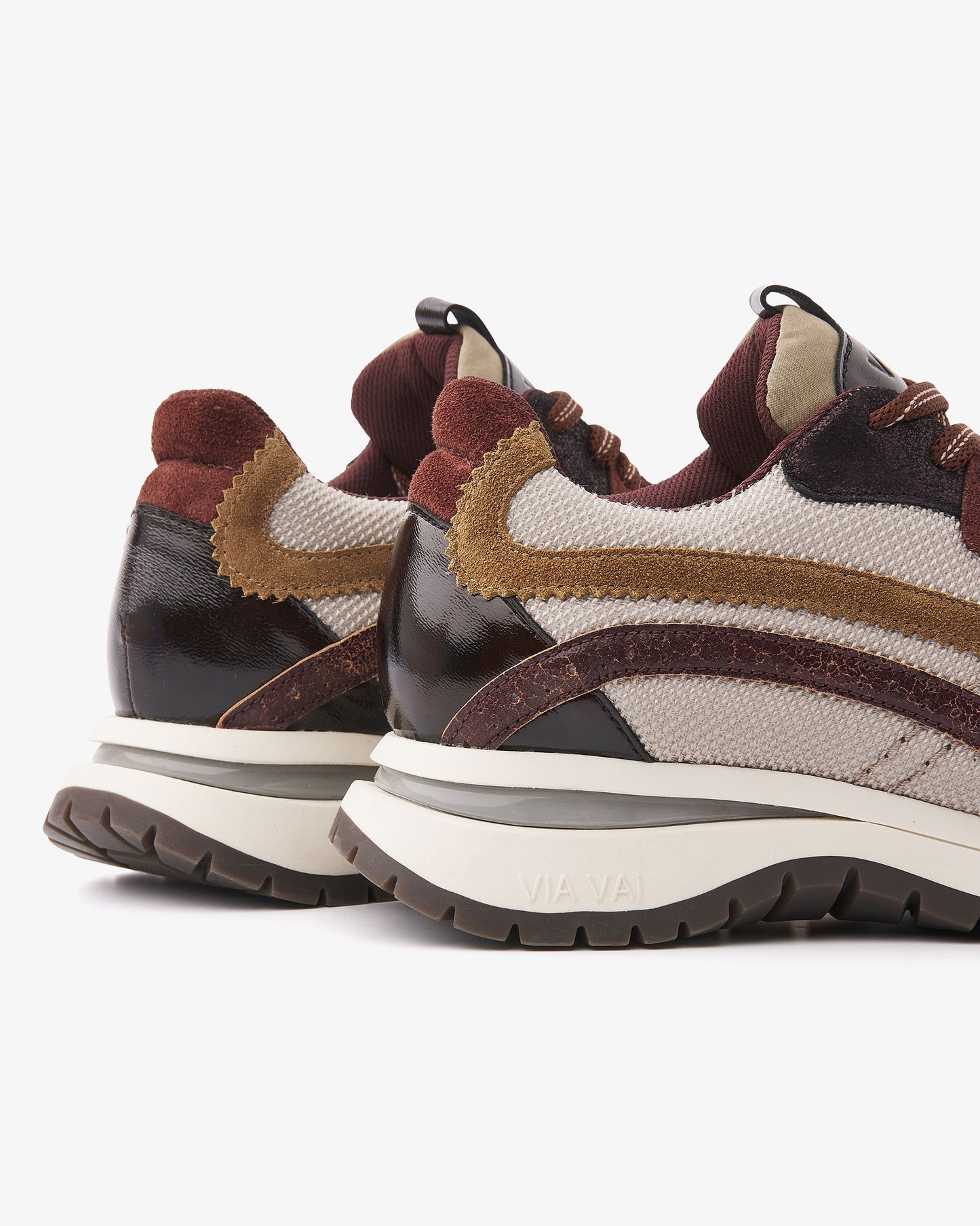 VIA VAI Usher Lott multicolor sneakers dames – detail van stiksels in leer en suède