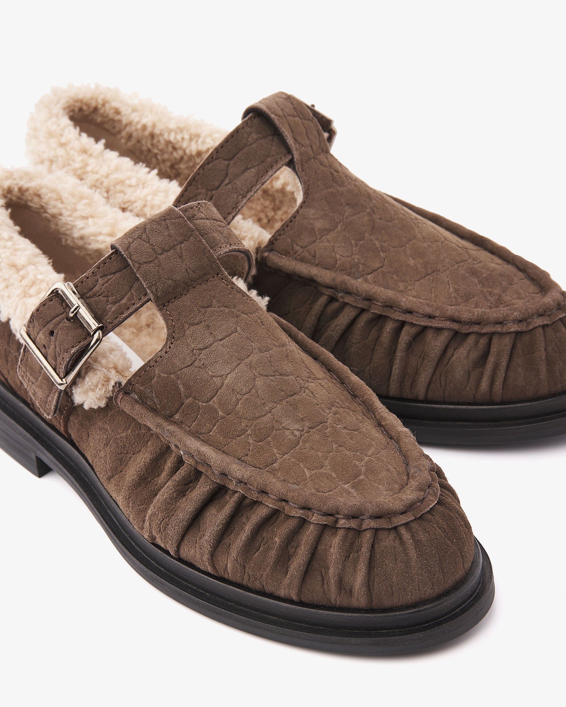 VIA VAI Fae Remi bruine loafers dames – detail van materiaalstructuur in suède