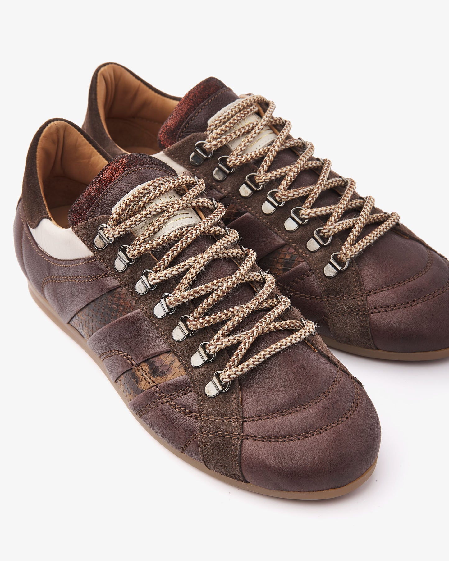 VIA VAI June Jackie bruine sneakers dames – detail van studs in leer en suède