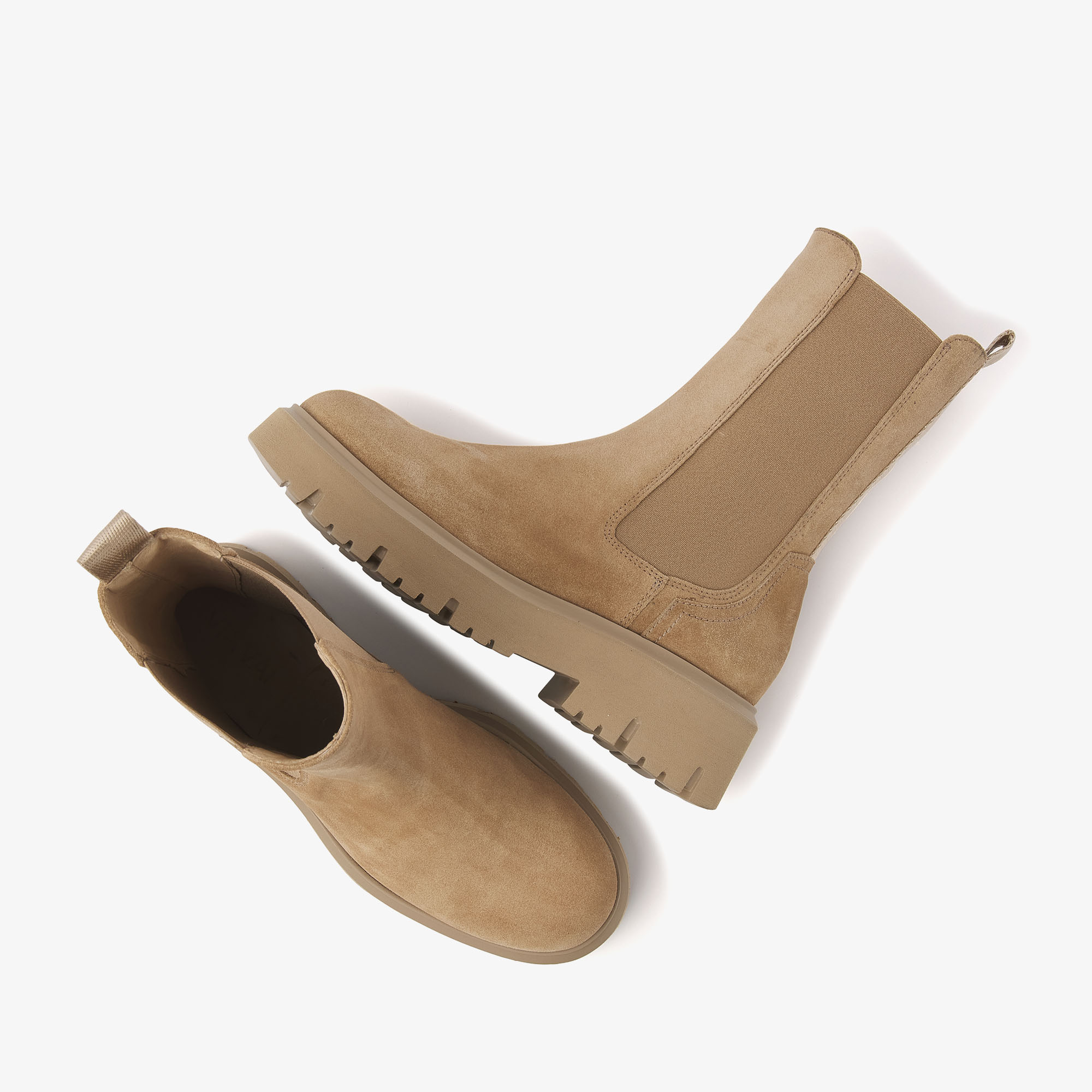 Beige via vai chelsea boots alexis ziva 2025
